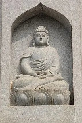 打坐的如来佛祖神像