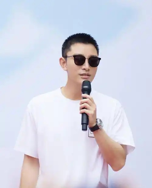 原创为孩子与前妻合体如今贾乃亮再被指和李小璐穿情侣衫8字显露近日