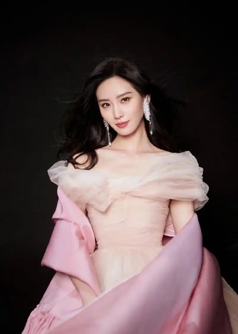 刘诗诗身穿一袭粉色一字肩长裙,大秀精致锁骨 ,搭配波浪卷发温柔有