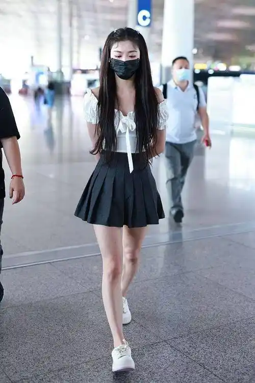 孔雪儿穿露肩娃娃衫百褶短裙肤白貌美大秀美腿