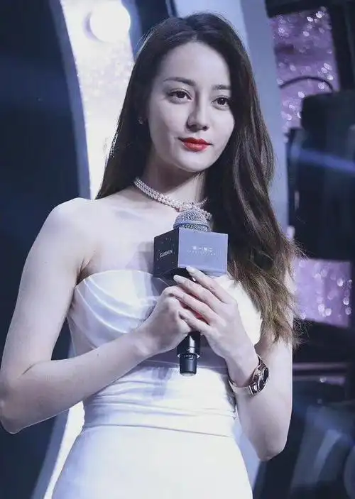 看了迪丽热巴的生图才知道这种鼻子只适合上镜现实看着怪怪的