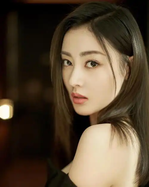 演员张天爱—冷艳美丽,有种"霸气感"张天爱个人写真图片是啊,又飒又美