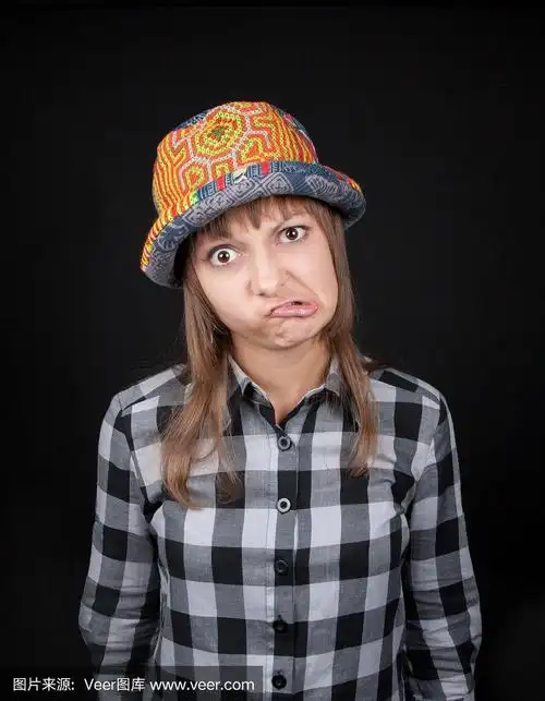 年轻漂亮的女孩做鬼脸