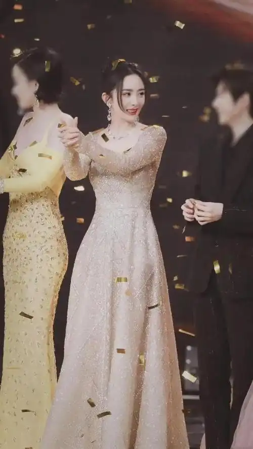 "人间清醒"杨幂:提醒景甜小心张继科,现活成了一人独美