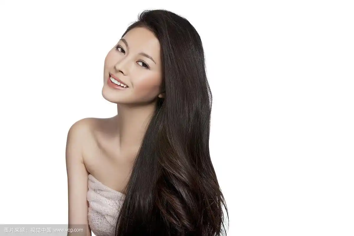 美女展示飘逸的秀发