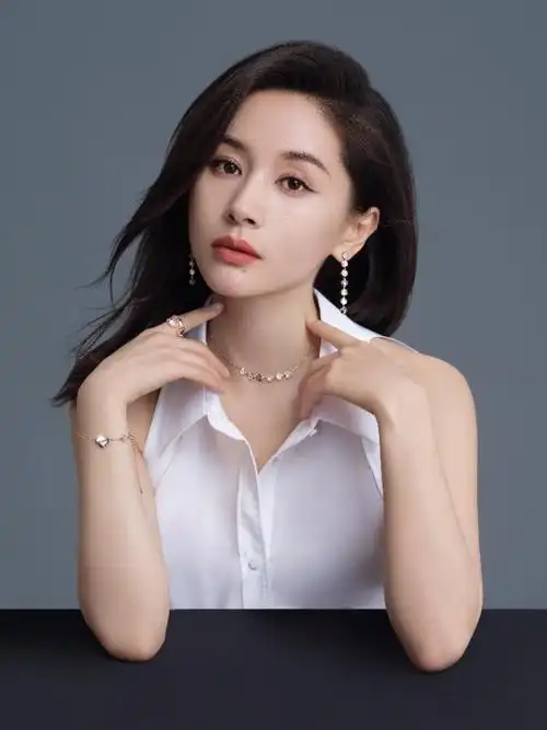 优雅风尚自信开篇emphasis艾斐诗品牌代言人王子文解锁珠宝搭配多面