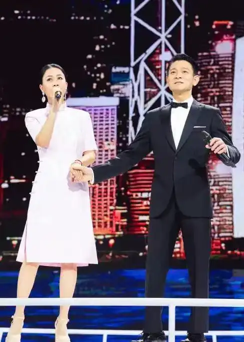 之珠》,粉色旗袍尽显东方柔美,端庄且优雅|刘德华|高跟鞋_网易订阅