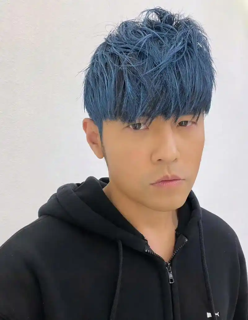 你们觉得周杰伦这个发型和头发的颜色帅不帅?
