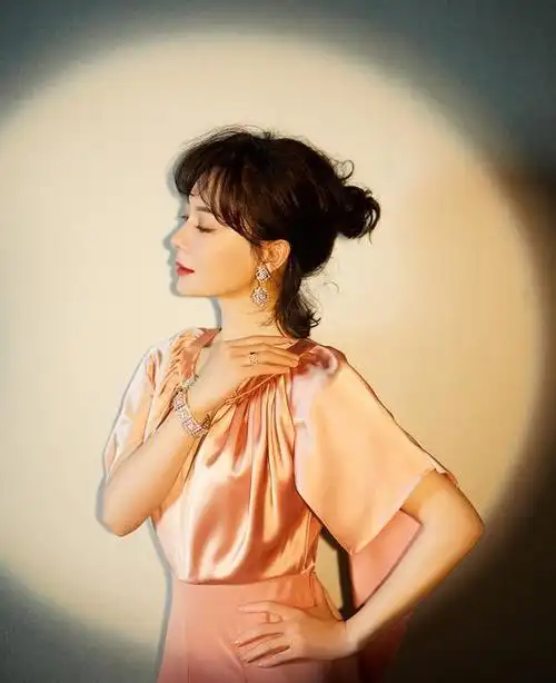 陈数身穿拼色大衣酷帅中露着俏皮而一袭粉色连衣裙优雅又养眼