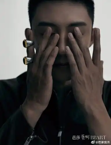 黄景瑜时尚芭莎艺术封面,创意半脸更显锋利眉眼,侧颜棱角分明