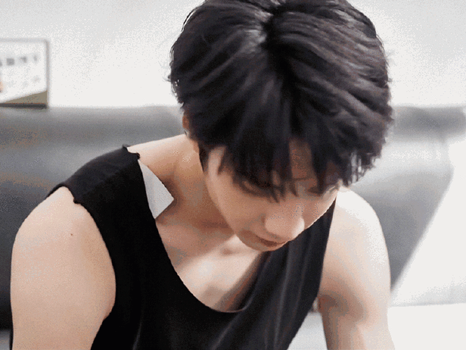 刘耀文的肌肉线条好绝