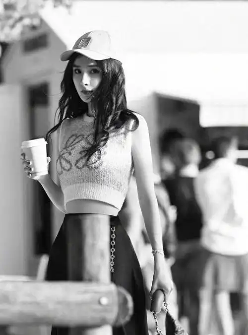 杨幂最新美照曝光穿露脐背心展现傲人沙漏身材颜值快嫩成少女