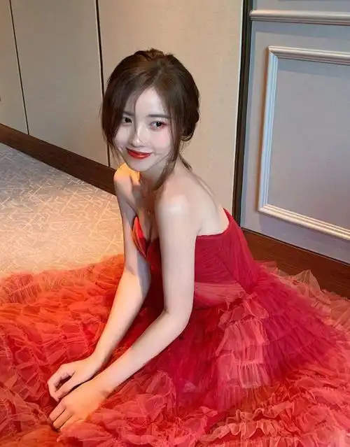 美图分享,喜庆的红色长裙小姐姐!