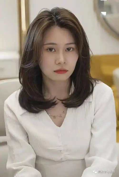 2024流行"c型卷"烫发,中长发留超级美!_发型_什么_侵权