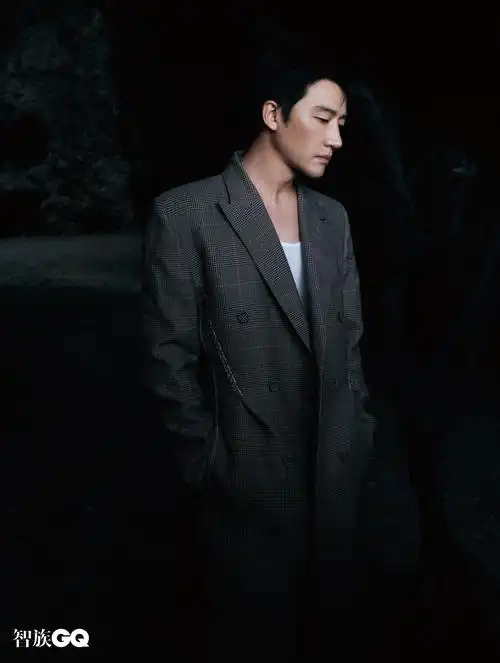 黄轩杂志八月刊封面 入行十五周年收获内生力量