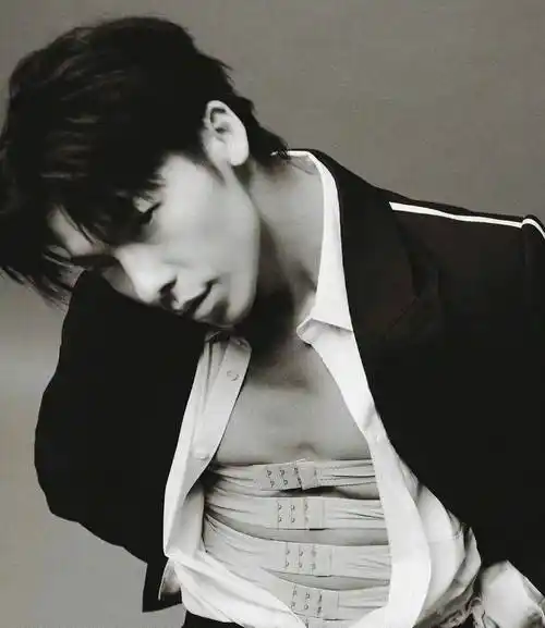 许光汉最新杂志大片上演裸露湿身诱惑,被吐槽太媚gay_形象_照片_网友