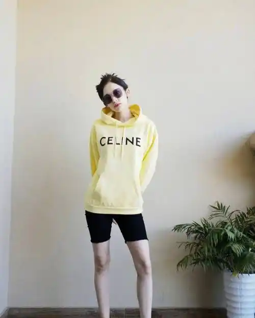 古力娜扎的早秋时髦穿搭,连帽卫衣配单车裤帅气,短裤配长袜好潮_时尚