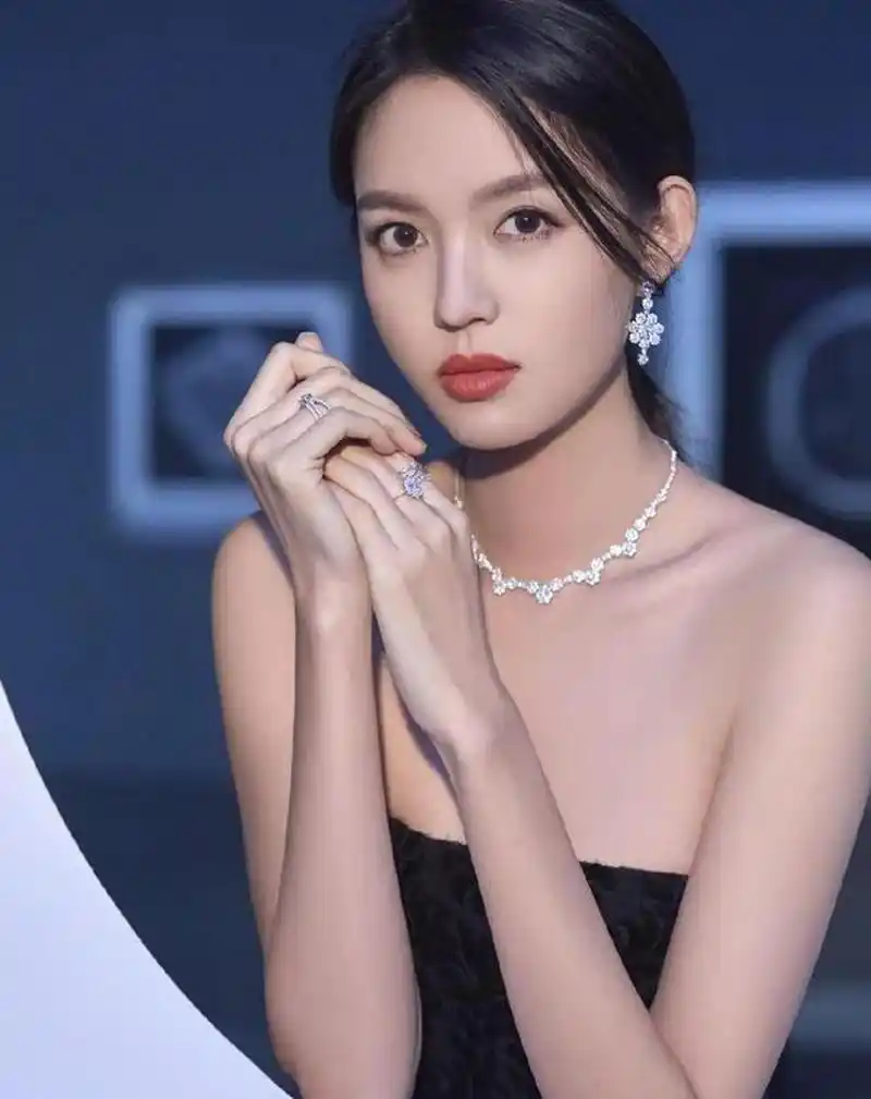 美女"张梓琳"黑衣长裙气质写真