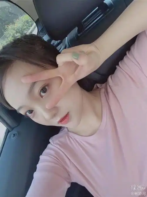 林妙可绿洲比耶自拍元气满满 小v脸再现瘦了不少