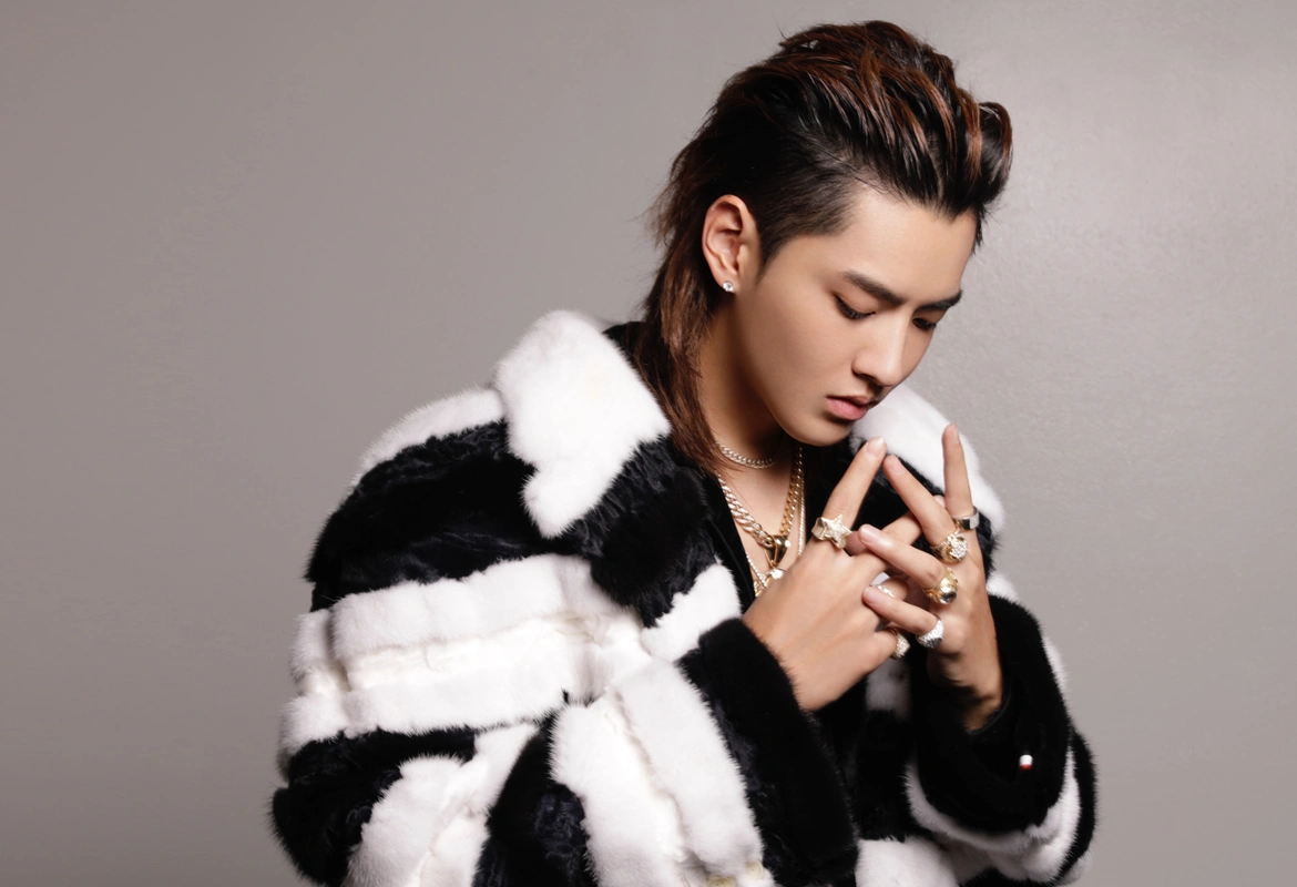 吴亦凡新专辑造型曝光,同样穿皮草他像"暴发户",而他却很帅