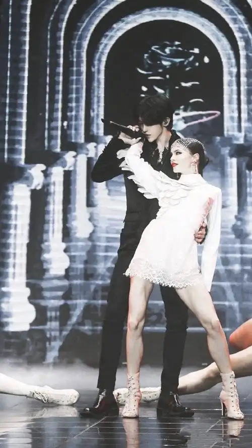 哭着看蔡徐坤借位吻!蔡徐坤舞台张力拉满太撩人