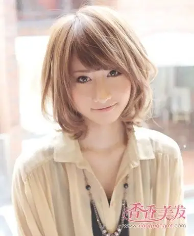 女生斜刘海包脸烫短发发型
