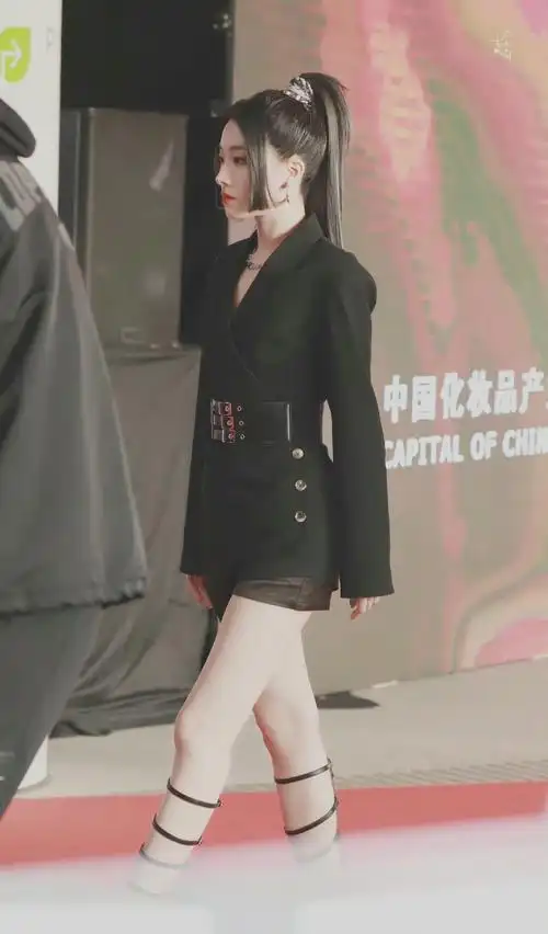 喻言今日活动造型 高马尾增加飒气,黑色收腰上衣77黑色皮短裤