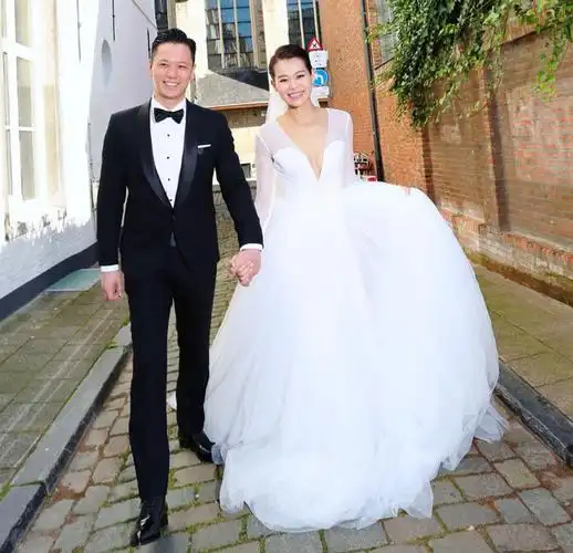 12月28日是胡杏儿与老公李乘德(philip)结婚七周年纪念日,二人先后在