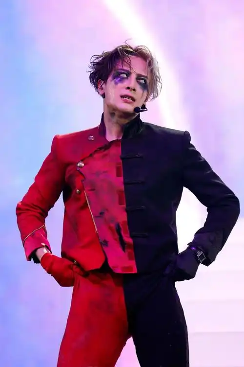 王嘉尔科切拉音乐节舞台造型太炸裂了__财经头条