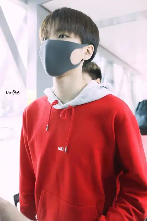 红色卫衣运动风的俊俊|王俊凯|卫衣|红色_新浪网