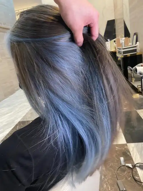 让发色融合得更好,可以尝试不同浅的颜色,挂耳染以外的头发选择深色系