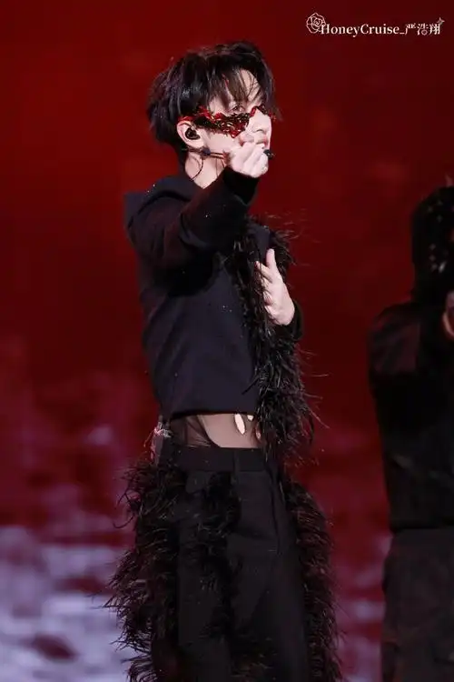 严浩翔舞台饭拍##严浩翔楼间楼演唱会