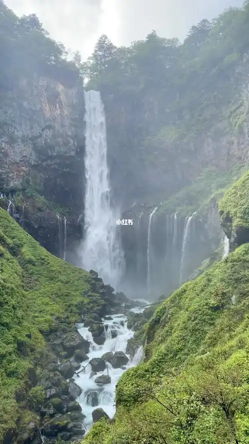 从97米的断崖飞流直下