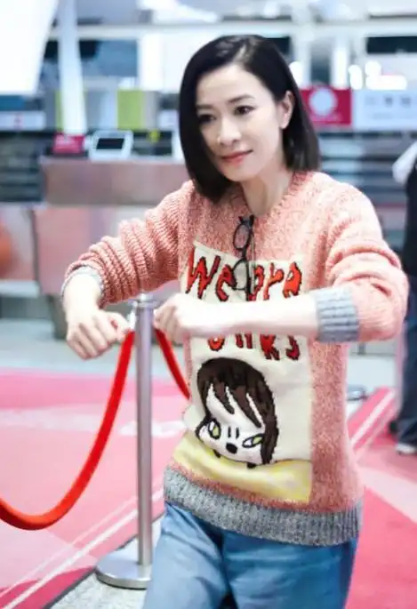 佘诗曼机场潮流穿搭曝光,美少女气质超吸睛|短发|好身材_网易订阅