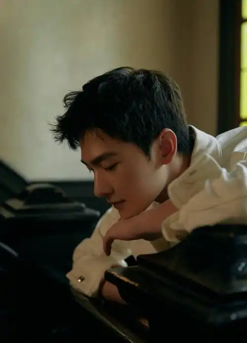 杨洋侧颜照完美呈现优越五官轮廓