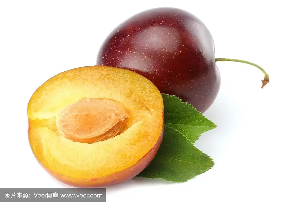 新鲜的李子果和切好的李子片孤立在白色的背景上