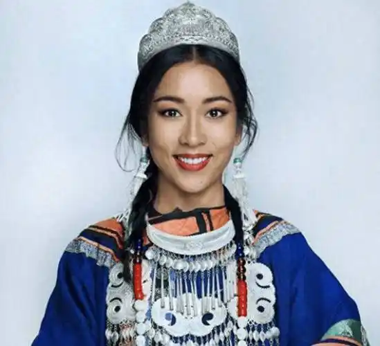 吉克隽逸:卖惨炫富当小三,立了10年的"淳朴"人设,终于崩塌了