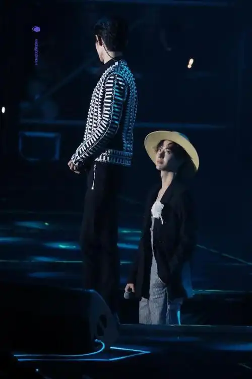 而且这个舞台王一博还换了装,带了一顶草帽上台,肖战从升降台往下看的