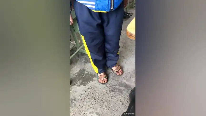 农村孤儿冬天穿凉鞋上学,看着让人心疼