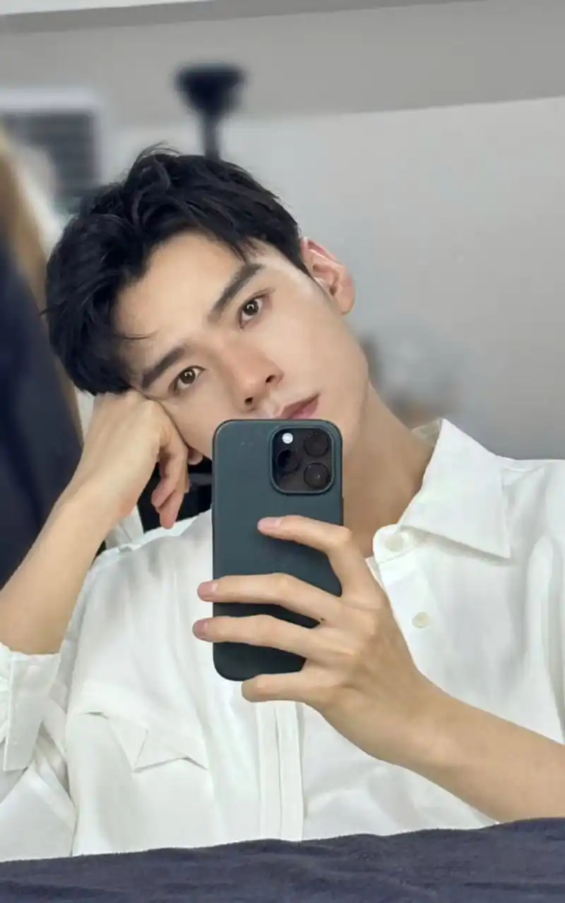 龚俊化完妆对镜子自拍,手指修长,上面还有一颗痣,妥妥的阳光学长的既