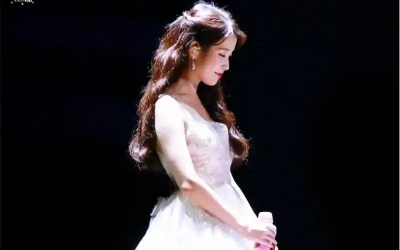 iu李知恩 十周年夜信  满天星婚纱 绝美舞台 音乐现场