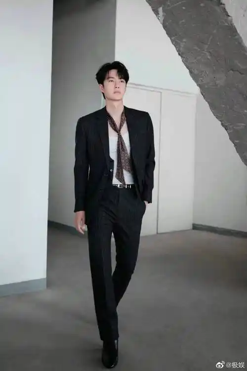 王一博黑西装花领带##王一博