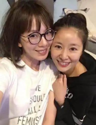 林心如与闺蜜聚会 素颜出镜还是那么美