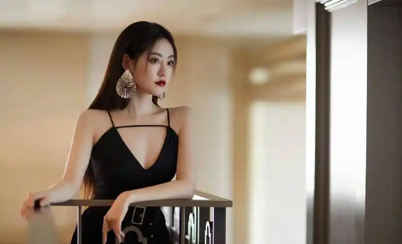 祝绪丹身穿黑色吊带高跟鞋,尽显迷人魅力!_皮肤_身材_时尚