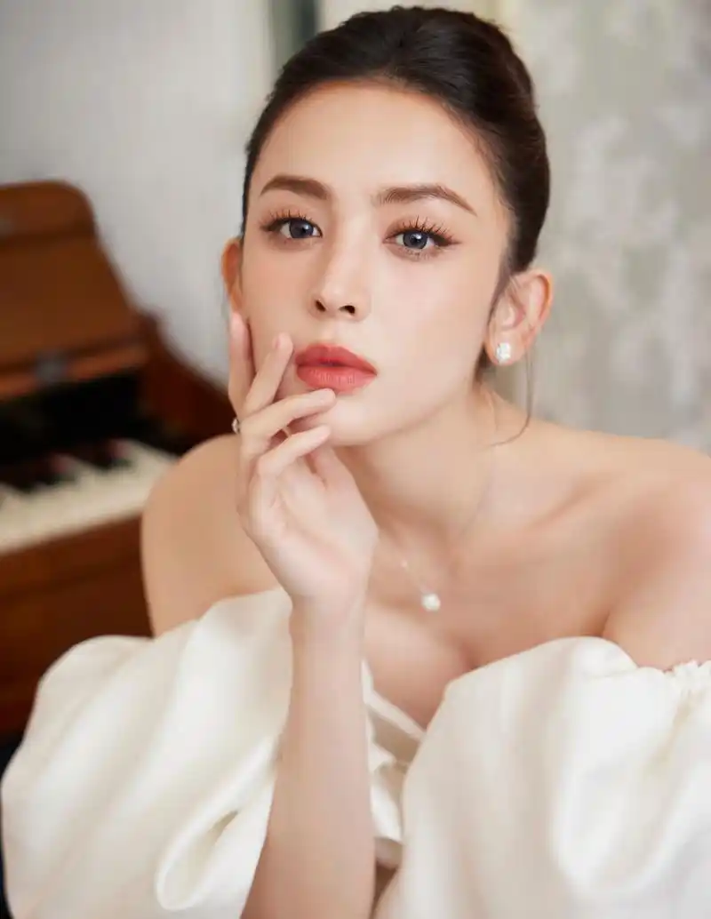 古力娜扎白色抹胸裙美艳写真图集