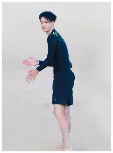 王一博《夏日冲浪店》即将热播,冲浪小王子的身姿,真是令人期待