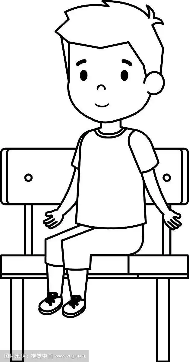 可爱的小男孩坐在学校的椅子上