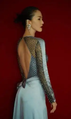 谭维维台上华阴老腔一声吼,台下渔网露背连衣裙,到哪都是焦点