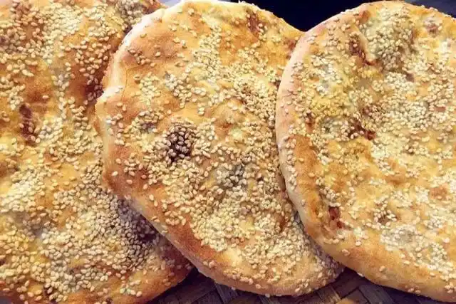 全国很多地方都有卖烧饼的,可以说无论是形状,味道,价钱都有着很大的