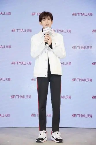 王源长筒袜配拖鞋亮了活体弹幕的中二全身都在传达我最酷